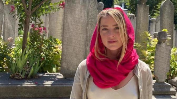 Hollywood yıldızı Amber Heard ülkemize gelmiş, bazıları niye sütyen giymemiş diye sormuş. Soruyorum?