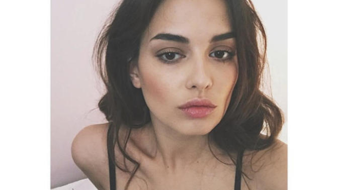 Elif aksu mu daha çekici hande erçel mi size göre?