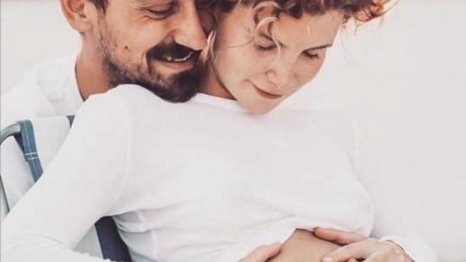 8 aylık hamile olan Çocuklar Duymasın'ın Duygu'sundan hamilelik pozu! Siz böyle bir resim çektirip paylaşır mıydınız?