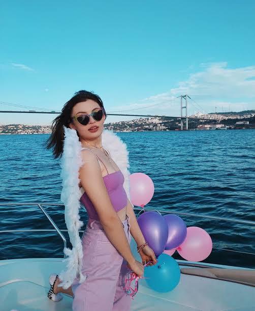 Güzel kızlar çoğunlukla hangi platformda bulunuyor?