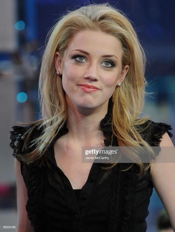 Amber Heard sizce de çok salakk değil mii?