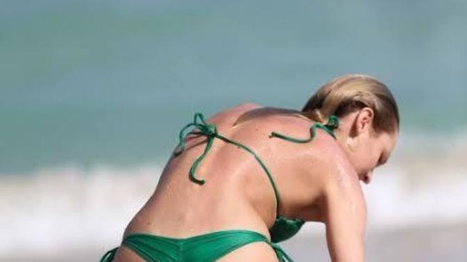 Bikini giyince niye hiç görmemiş gibi bakıyorlar?