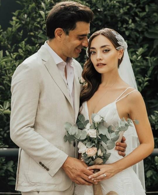 Cansel Elçin, 3 yıllık sevgilisi Zeynep Tuğçe Bayatla evlendi! Sizce evlilik öncesi sevgililik dönemi süresi ne kadar olmalı?