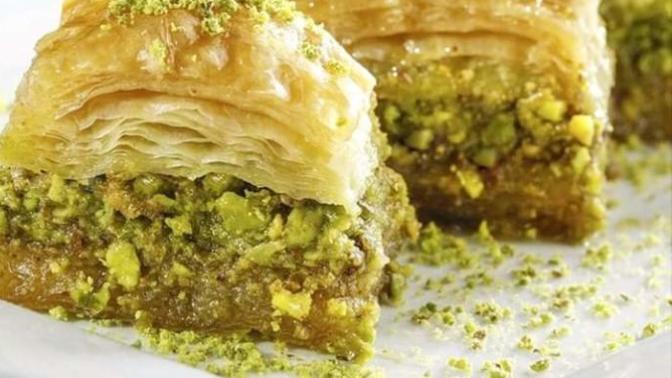 Tartışmayı açıyorum! Baklavayı elle mi yersin çatalla mı?