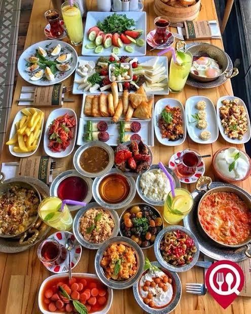 Eşiniz her sabah saat 7 de böyle bir kahvaltı sofrası istese ne yaparsınız?
