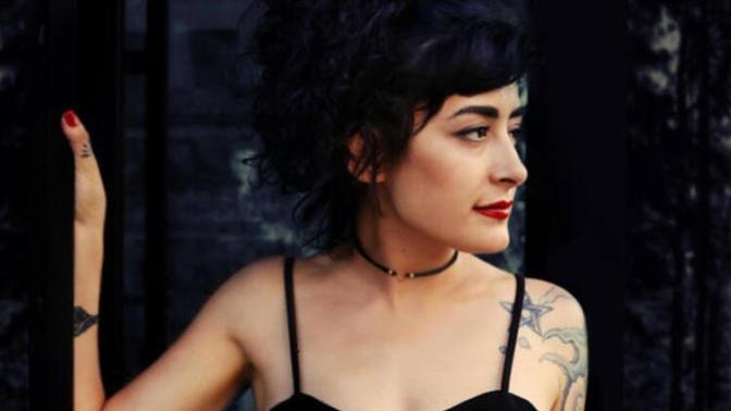 Melek Mosso "İstanbul sözleşmesi yaşatır" dediği için konserde mikrofonu alınıp sahneden indirilmiş. Ne düşünüyorsunuz?