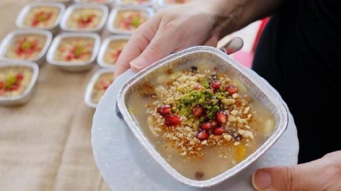 Siteden kime bir tabak aşure ikram etmek istersin?