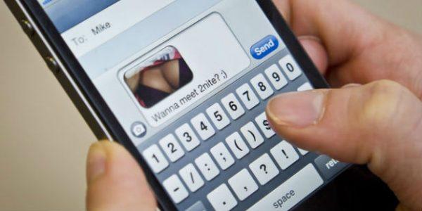 Sevgiliniz ve ya eşiniz varken başka bir kişiyle Sexting yapmak aldatmaya girer mi?