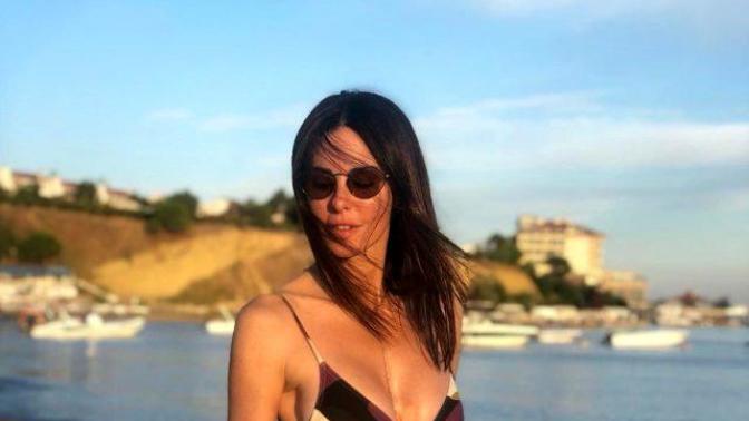 48 yaşındaki Defne Samyeli'nin bikinili pozunu nasıl buldunuz?