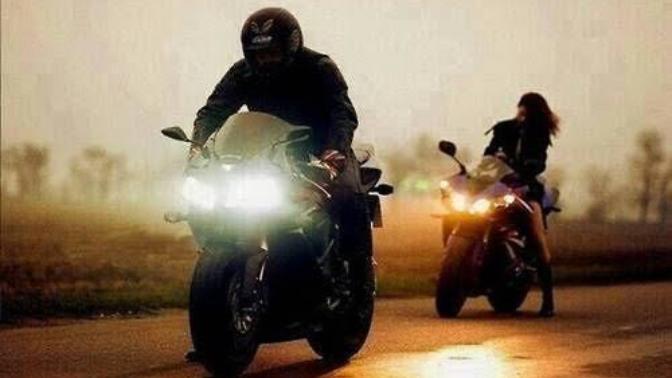 Motor kullanıcıların arkasında yolculuk yapar mısınız?