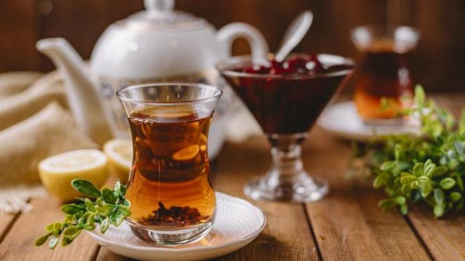Bir oturuşta bir demlik çay içiyorum, siyah çayın sağlığa zararları var mı?