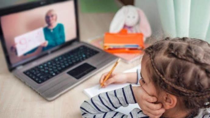 Uzaktan canlı eğitim bugün başladı! Sizce dersler nasıldı?