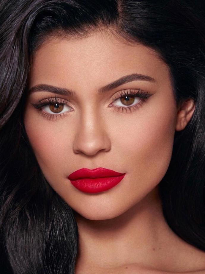 Sizce günlük makyajda mat rujlar mı daha iyi duruyor yoksa lip gloss tarzı dudak parlatıcıları mı?