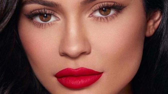 Sizce günlük makyajda mat rujlar mı daha iyi duruyor yoksa lip gloss tarzı dudak parlatıcıları mı?