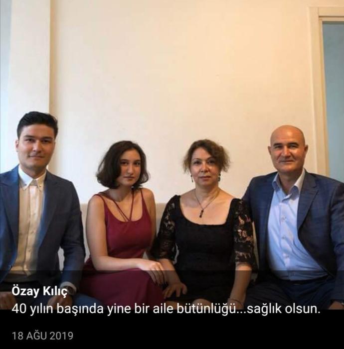 İşte zoraki bir aile tablosu. Melisa katiliyle, yani babasıyla aynı karede