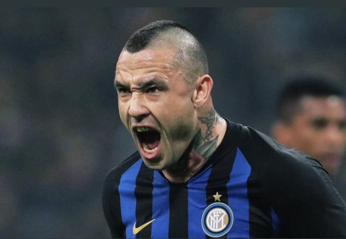Galatasarayın yeni Melosu İnterli yıldız futbolcu Nainggolan tam bir psikopat. Sence taraftarı ateşleyen futbolcu makbul mudur?