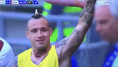 Galatasarayın yeni Melosu İnterli yıldız futbolcu Nainggolan tam bir psikopat. Sence taraftarı ateşleyen futbolcu makbul mudur?