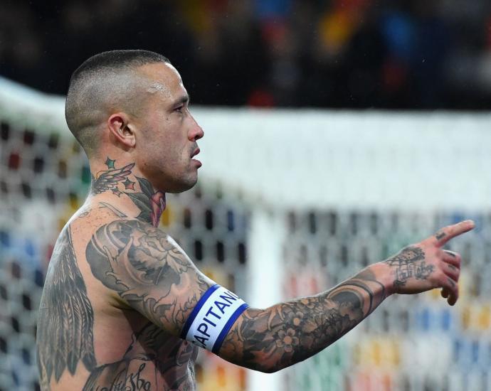 Galatasarayın yeni Melosu İnterli yıldız futbolcu Nainggolan tam bir psikopat. Sence taraftarı ateşleyen futbolcu makbul mudur?