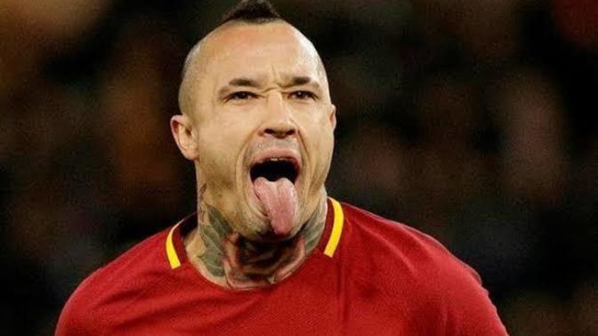 Galatasaray'ın yeni Melo'su İnterli yıldız futbolcu Nainggolan tam bir psikopat. Sence taraftarı ateşleyen futbolcu makbul mudur?