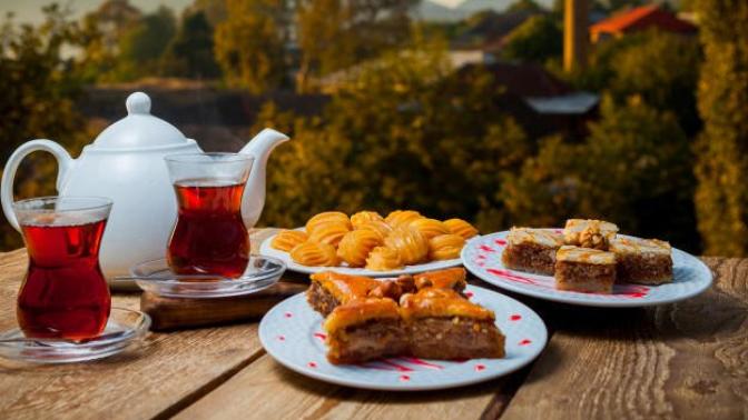 Baklavanı yanında çay mı güzel gider ayran mı?