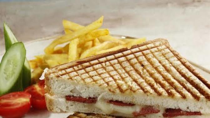 Tost bayat ekmekle mi, yoksa taze ekmekle mi daha güzel olur?
