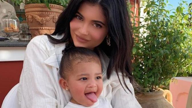 Kylie Jenner, 2,5 yaşındaki kızına tektaş aldı! Çocuklara yetişkin gibi davranılmasını nasıl karşılıyorsunuz?