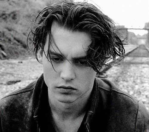 Johnny Depp mi Keanu Reeves mi hangisinin gençliği daha yakışıklı sizce?