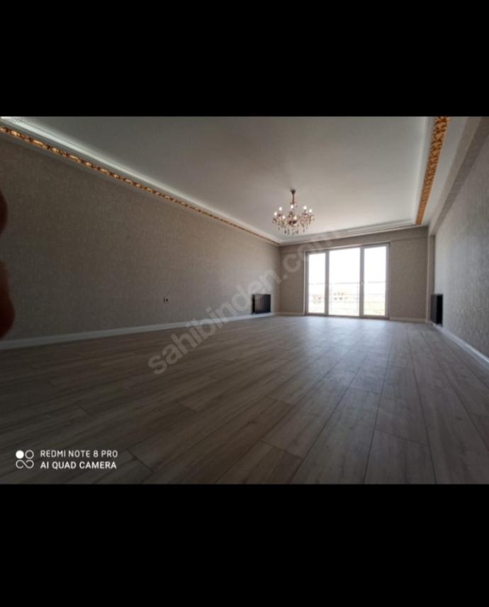 Burası benim evimin salonu sizce cam kenarına yemek odası mı koltuk takımı mı koymalıyım?