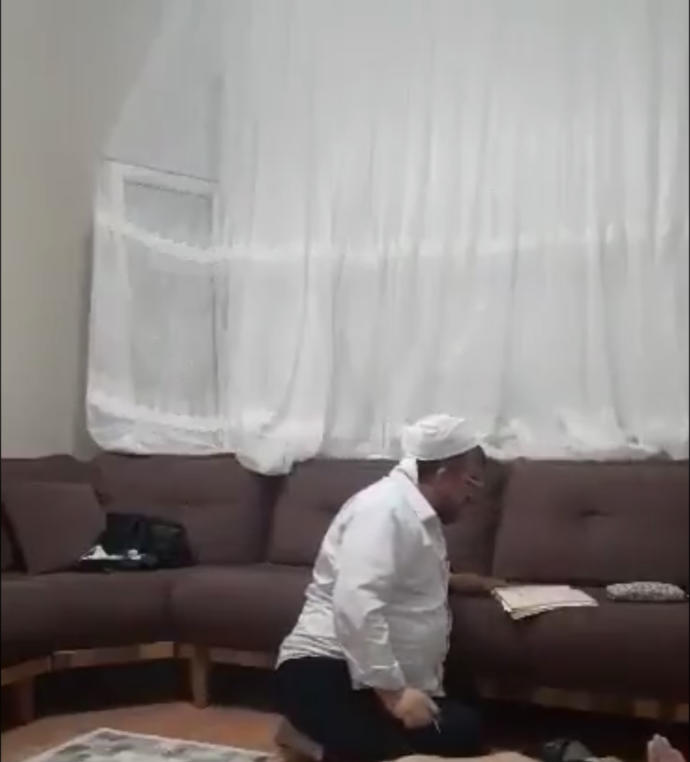 Hoca önüne bir kadını yarı çıplak uzatıp sözde her yerine arapça birşeyler yazıyo günümüzde hala bunlara inanan var mı?