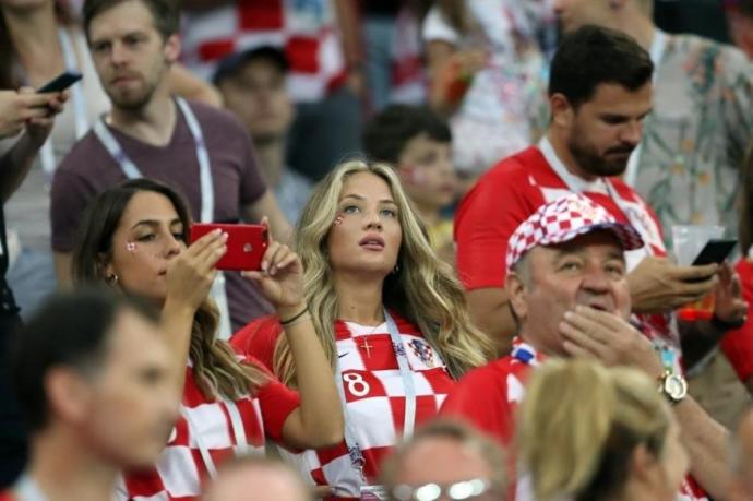 Tuttukları takımın tişörtünü giyen kızlar erkeklere neden seksi geliyor?