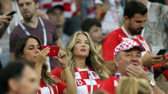 Tuttukları takımın tişörtünü giyen kızlar erkeklere neden seksi geliyor?