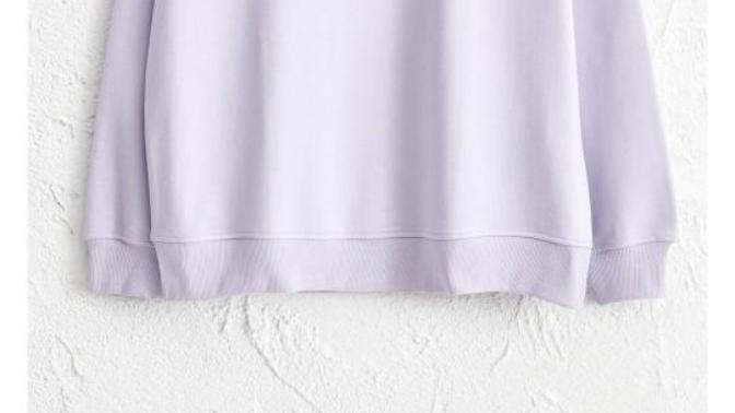 Sweatshirt ve pileli etek tesettürlü giyimde güzel bir kombin oluşturur mu?