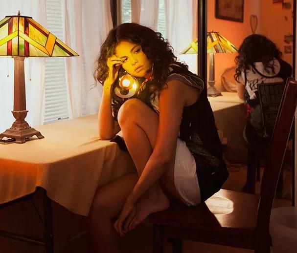Türkiyede Selena Gomez gibi çocuk yaşta çıplaklığa zorlanan ünlü var mı?