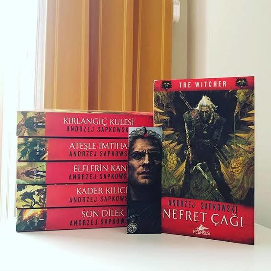 Witcher serisini okuyan var mı?