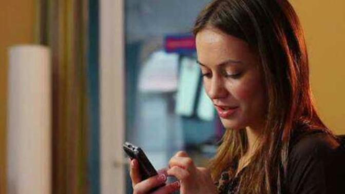 Gündüz sesi çıkmayan ama gece oldu mu sürekli mesaj atıp telefonla arayan flörte ne tepki verirsiniz?