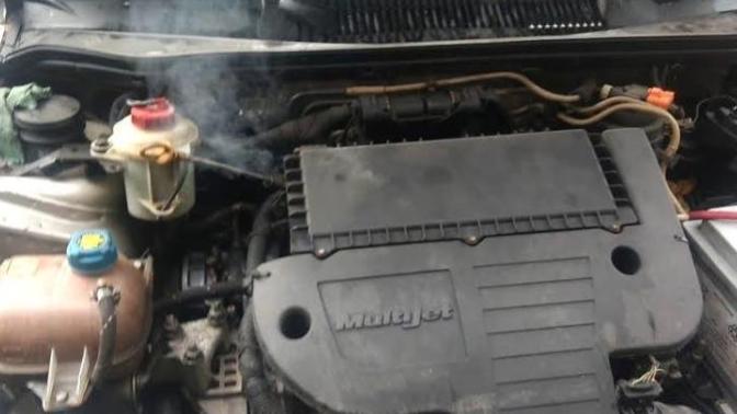 Araca sıfır motor yaptırdık hala üflüyor sebebi ne olabilir?