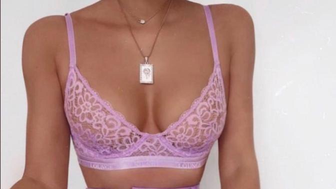 Esmer tenlilerde hangi kıyafetler seksi görünüyor?