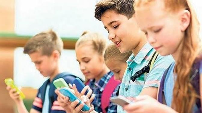 Çocuğa kaç yaşında telefon alınmalı ya da alınmalı mı?