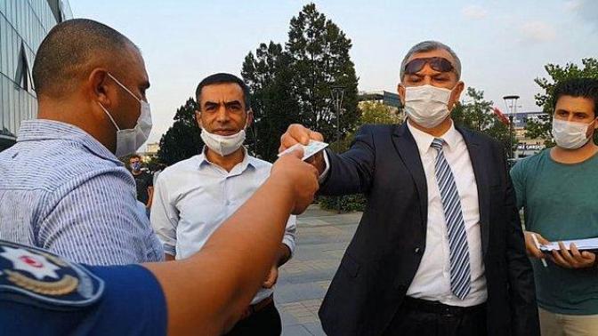 Maskesiz diye ceza yedikten 5 dakika sonra tekrar maskesiz yakalanan adam neyi amaçlamaktadır?