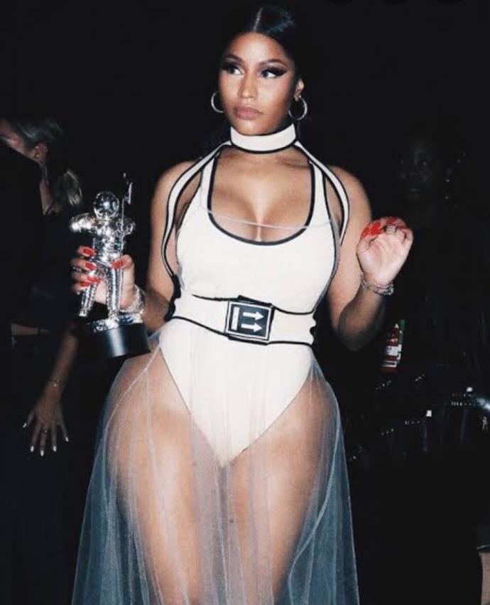 Cardi b Kim kardashian gibi büyük kalça akımlarını nasıl buluyorsunuz?