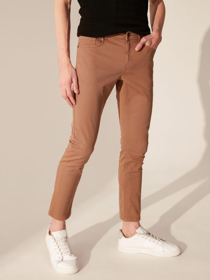 Sizce bu kombin nasıl gençler siyah sweat altına açık kahverengi pantolon gider mi nasıl olur?