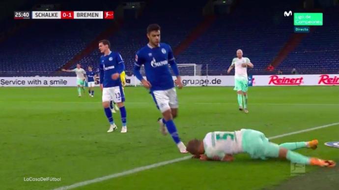 Ozan Kabak yerde yatan rakibine tükürdü. Ne düşünüyorsunuz?