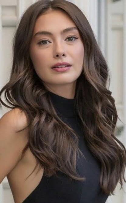 Neslihan Atagül mü daha güzel Hande Erçel mi?