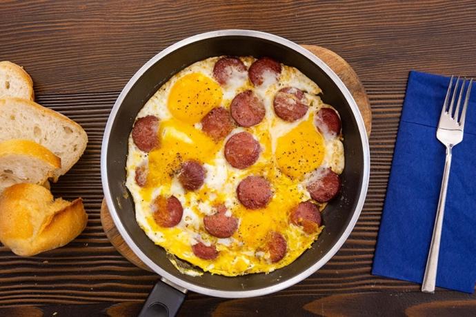 Kahvaltının yıldızı sucuklu yumurta mı sosisli yumurta mı?