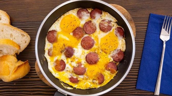 Kahvaltının yıldızı sucuklu yumurta mı sosisli yumurta mı?