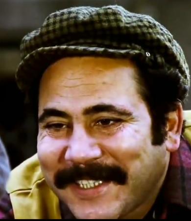 Gabahat sende. Ağır kadınsın. Elin var. Ağızın var. Hallet bir şekilde. 