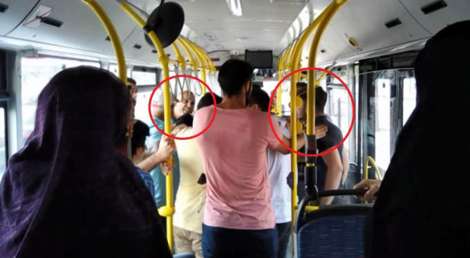 Metrobüste yer vermeyen genç tokat yedi! Yaşlılara yer vermek zorunda mıyız?