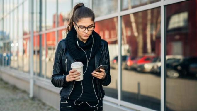 Iphone 11'de kulaklıkla müzik dinlerken ses kendi kendine kısılıyor. Bunun sebebi ne olabilir?