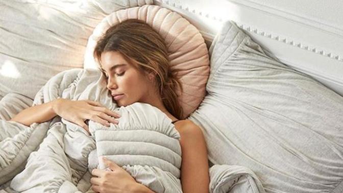 Gece yatarken saçlarınızı topluyor musunuz, dağınık mı bırakıyorsunuz?
