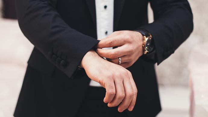 Erkek yüzük hangi parmağa takılır? Yardımcı olur musunuz?